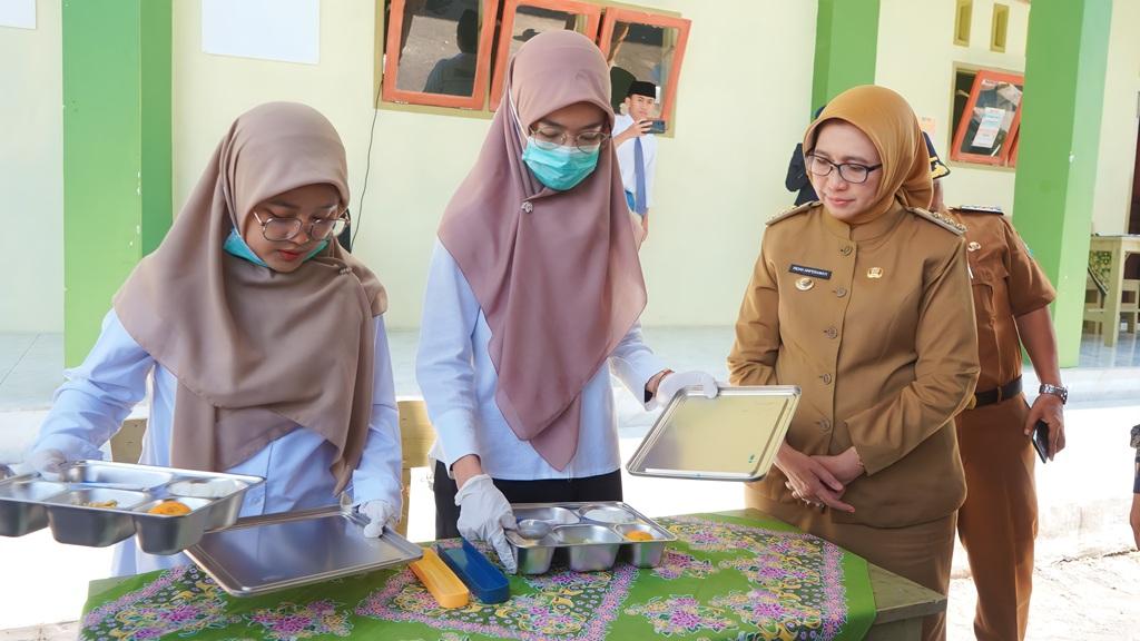 Bupati-Lumajang-Indah-Masdar-mengecek-distribusi-makan-bergizi-gratis.jpg
