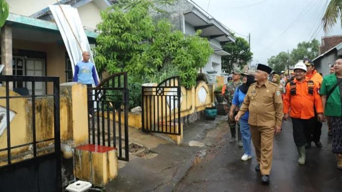 Bupati-Malang-Sanusi-tinjau-lokasi-terdampak-angin-puting-beliung-di-Dau-Malang.jpg