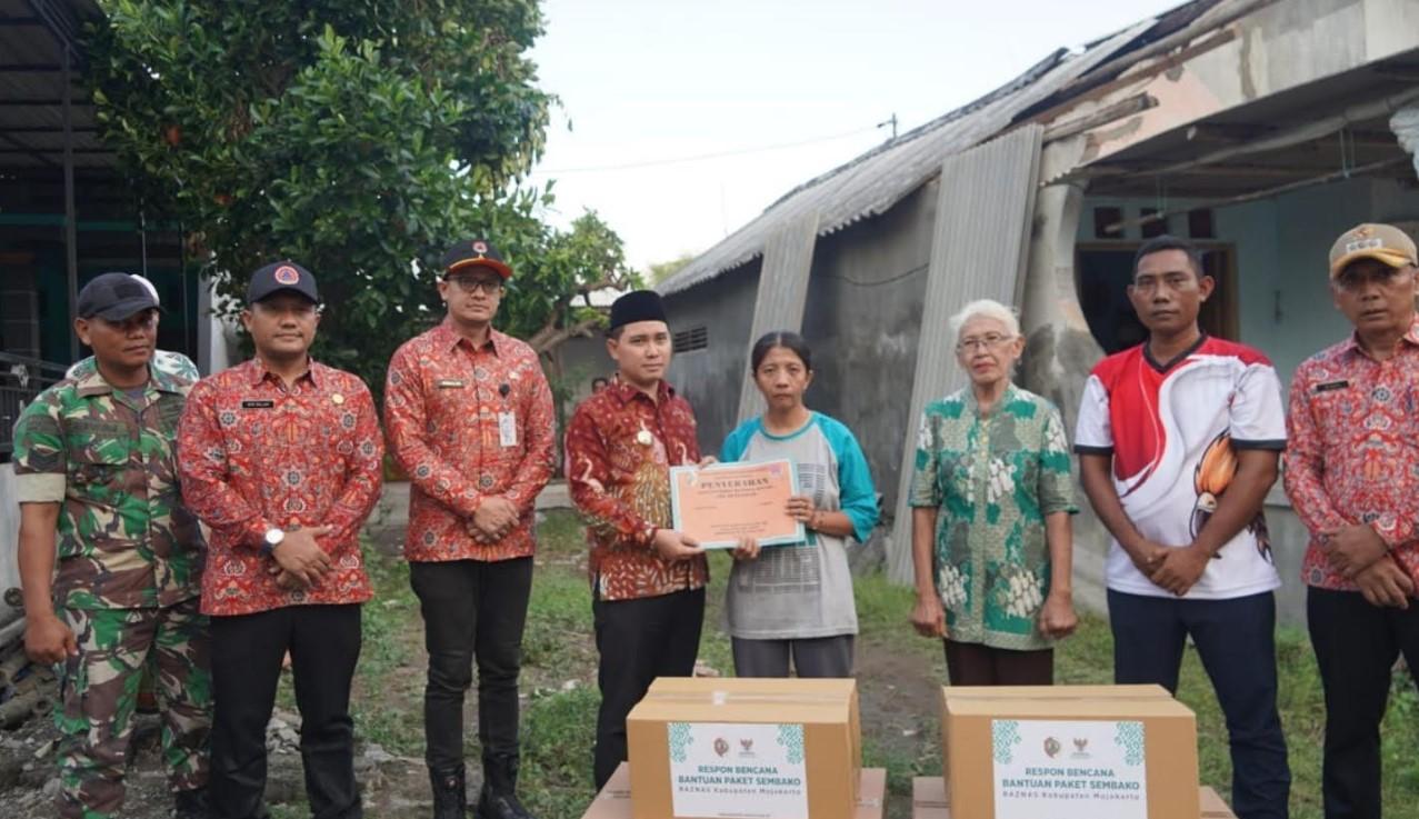 Respon Cepat Pemkab Mojokerto, Korban Angin Kencang di 3 Kecamatan Terima Bantuan Material Bangunan