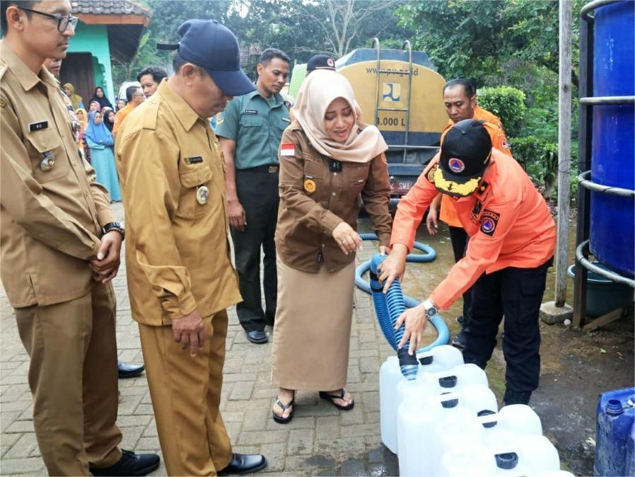 Bupati-Mojokerto-Ikfina-Fahmawati-menyalurkan-bantuan-dropping-air-untuk-warga-terdampak.jpg