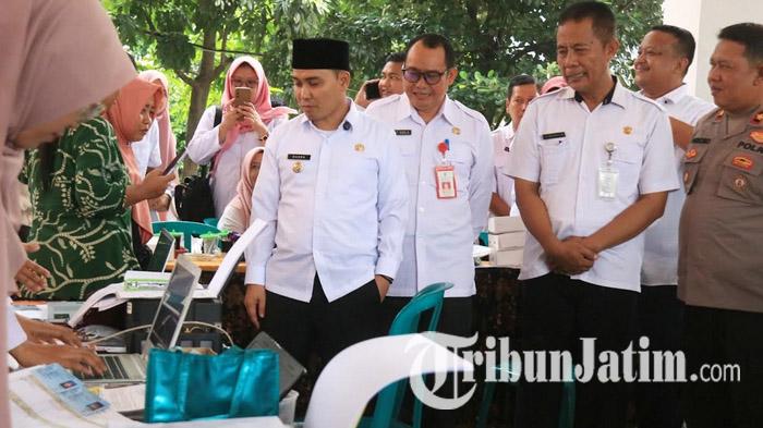 Bupati-Mojokerto-Muhammad-Albarra-Gus-Barra-didampingi-Kepala-Dispendukcapil-Mojokerto-Amat-Susilo.jpg