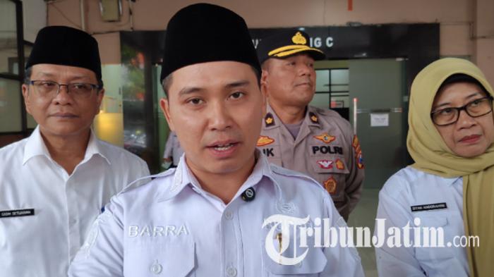 Bupati-Mojokerto-Muhammad-Albarra-menjenguk-siswa-dan-wali-murid-diduga-keracunan-mbg.jpg