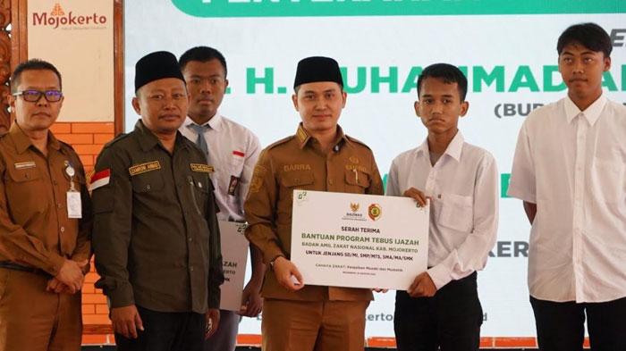 Ratusan Siswa di Mojokerto Dapat Bantuan Program Tebus Ijazah