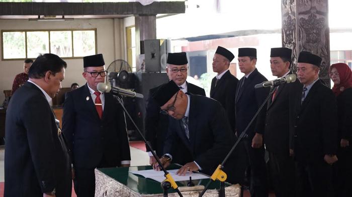 Bupati-Nganjuk-Marhaen-Djumadi-melantik-pejabat-Pimpinan-Tinggi-Pratama-2025.jpg