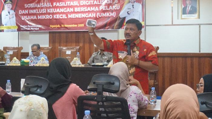 Bupati-Nganjuk-Marhaen-Djumadi-saat-memberikan-arahan-di-kegiatan-Sosialisasi.jpg