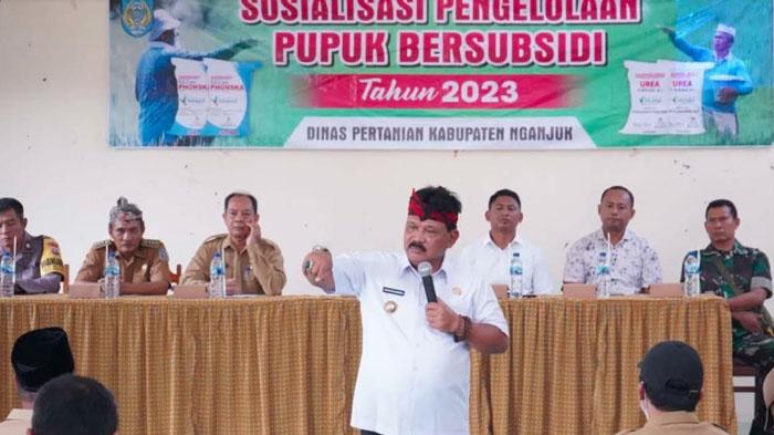 Bupati-Nganjuk-Marhaen-Djumadi-saat-sosialisasi-pengelolaan-pupuk-bersubsidi.jpg