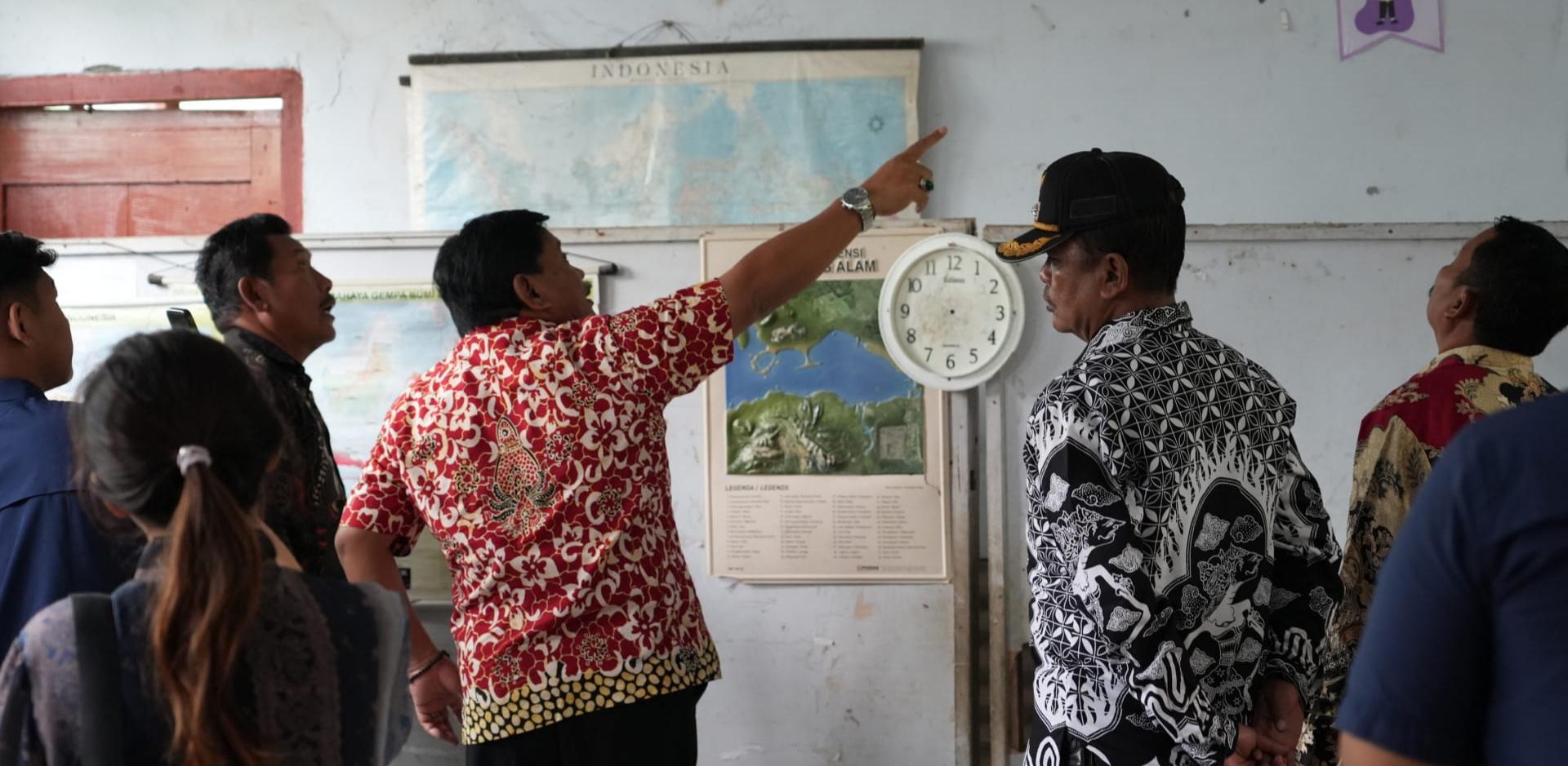 Bupati-Nganjuk-Marhaen-Djumadi-tengah-meninjau-kondisi-fisik-bangunan-di-SDN-Pinggir.jpg