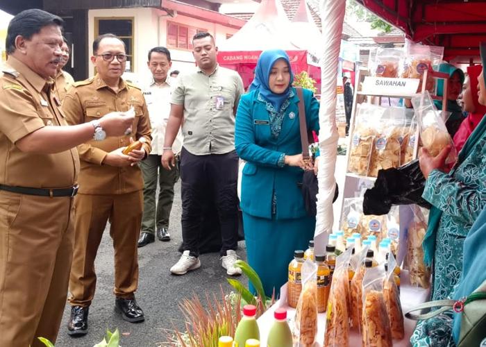 Bupati-Nganjuk-Marhaen-Djumadimeninjau-stan-bazar-produk-UMKM-ilustrasi-umkm-nganjuk.jpg