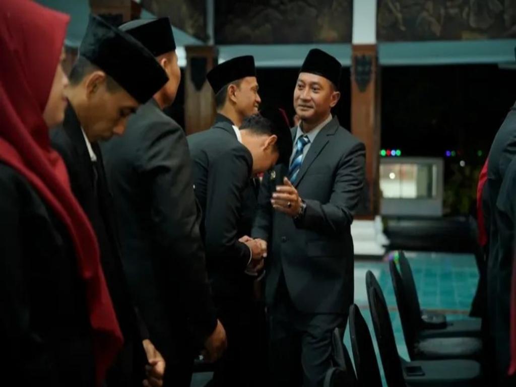 Bupati-Pacitan-Mas-Aji-saat-melaantik-puluhan-pejabat-di-Pendopo-Pacitan.jpg