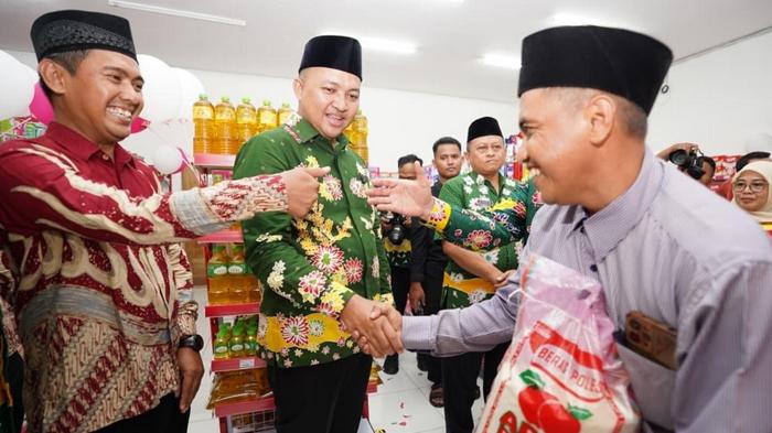 Bupati-Pasuruan-Rusdi-Sutejo-di-minimarket-milik-Koperasi-Desa-Merah-Putih-Wonokerto.jpg