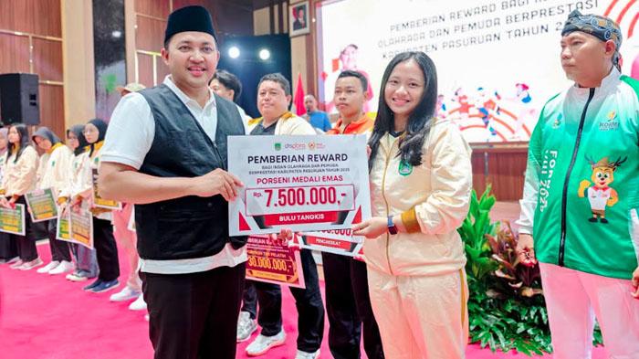 Bupati-Pasuruan-Rusdi-Sutejo-memberikan-reward-kepada-insan-olahraga-pasuruan.jpg