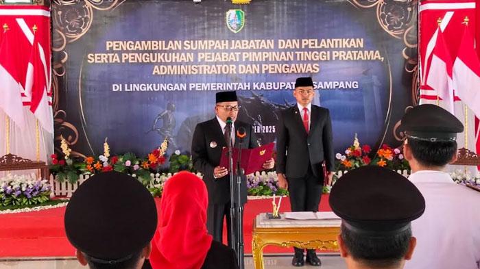 Bupati-Sampang-Slamet-Junaidi-saat-memimpin-prosesi-pelantikan-65-pejabat.jpg