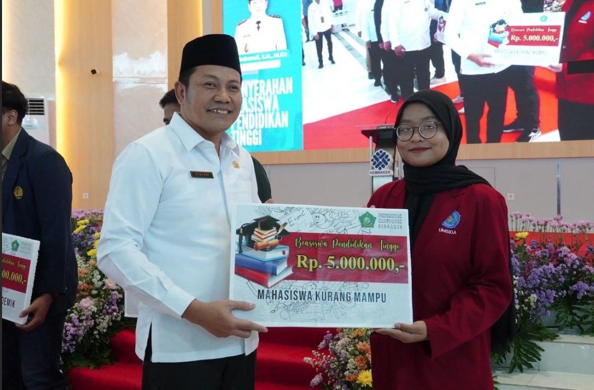 Bupati-Sidoarjo-Suandi-saat-menyerahkan-beasiswa-kepada-mahasiswa.jpg