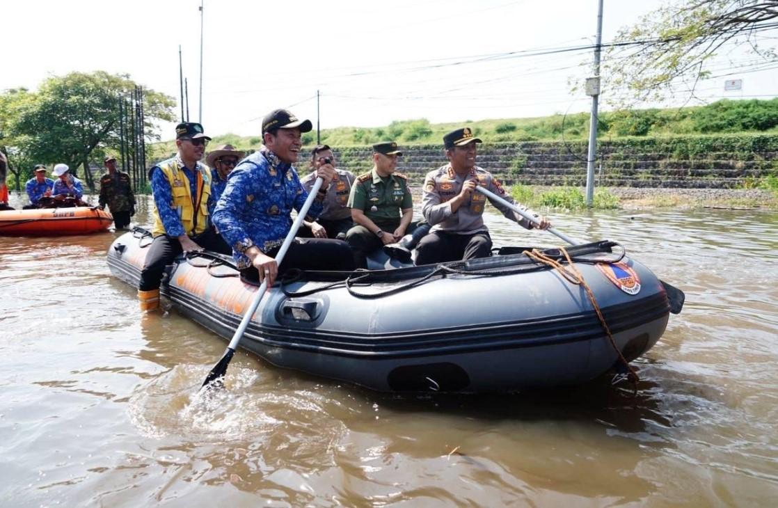 Bupati-Sidoarjo-Subandi-dan-sejumlah-pejabat-saat-sidak-lokasi-banjir.jpg