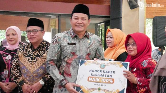 Bupati-Sidoarjo-Subandi-menyerahkan-honor-kader-kesehatan-yang-naik-100-persen.jpg