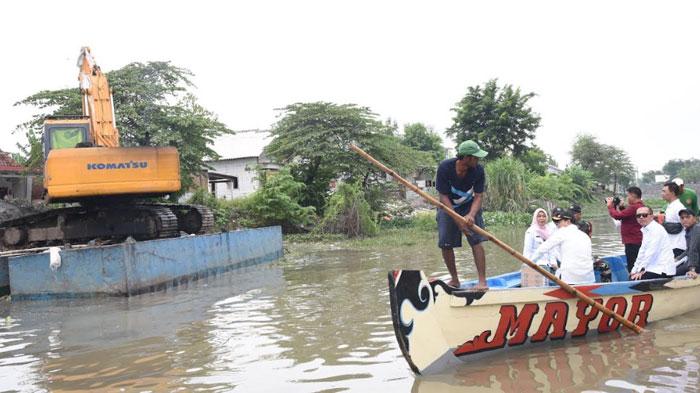 Bupati-Sidoarjo-Subandi-saat-memantau-progres-normalisasi-sungai-dengan-naik-perahu.jpg