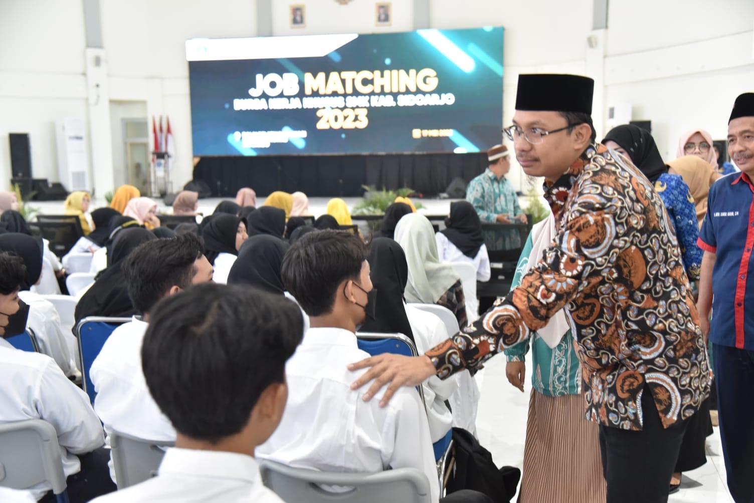 Bupati-Sidoarjo-saat-berbincang-dengan-sejumlah-peserta-job-matching-BKK-SMK-Sidoarjo.jpg