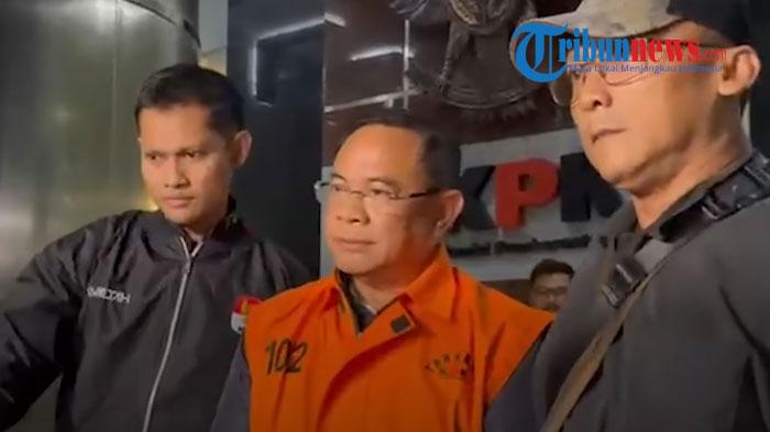 Bupati-Sudewo-digiring-menuju-mobil-tahanan-KPK-di-Gedung-Merah-Putih.jpg