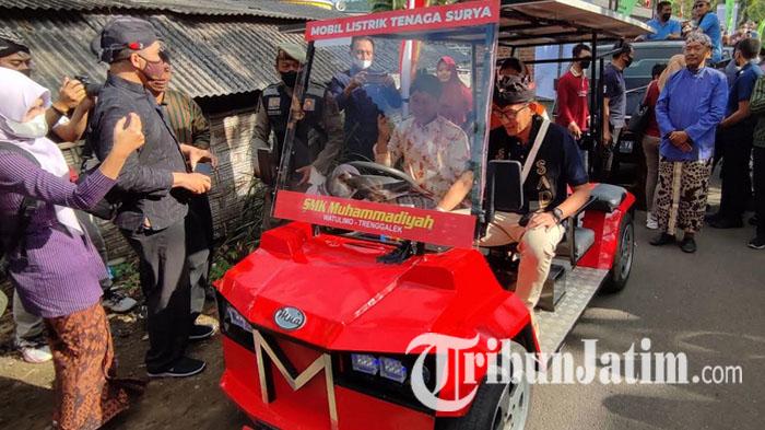 Bupati Mas Ipin Supiri Mobil Listrik Menparekraf Sandiaga Uno di Desa Wisata Pandean Trenggalek