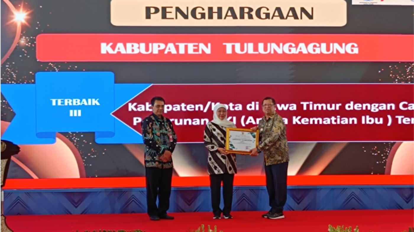 jatim/Bupati-Tulungagung-Drs-Maryoto-Birowo-MM-terima-penghargaan-dari-Gubernur.jpg