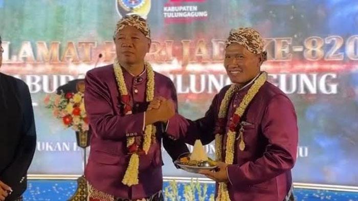 Bupati-Tulungagung-Gatut-Sunu-Wibowo-beri-potongan-tumpeng-ke-Wabup-Ahmad-Baharudin.jpg