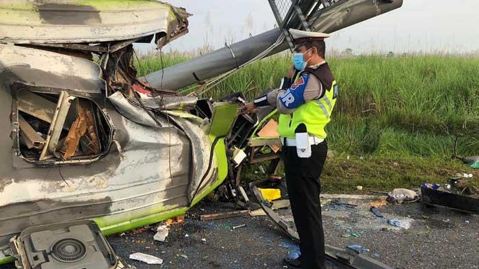 Bus-Ardiansyah-menabrak-tiang-papan-di-Tol-Surabaya-Mojokerto-kecelakaan-maut-bus-di-Tol-Sumo.jpg