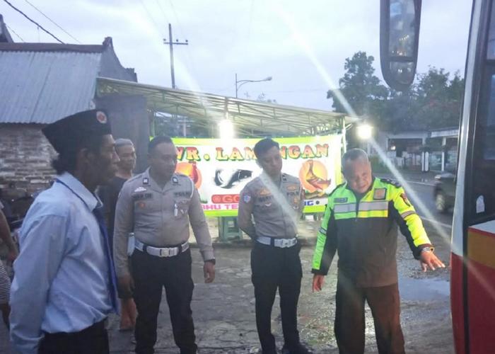 Bus-Harapan-Jaya-tabrak-sepeda-motor-di-Desa-Kaliwungu-tulungagung-2025.jpg