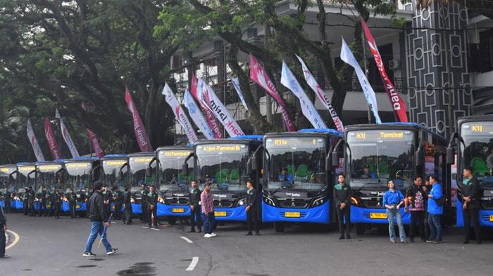 Bus-Trans-Jatim-koridor-Malang-Raya-dengan-nama-Gajayana-terparkir-di-kawasan-Tugu-Balai-Kota-Malang.jpg