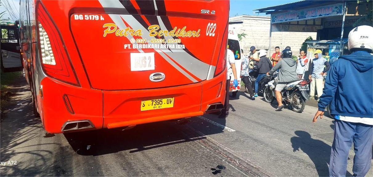Bus-pariwisata-di-Desa-Tugurejo-Kecamatan-Ngasem-Kabupaten-Kediri-Sabtu-pagi.jpg