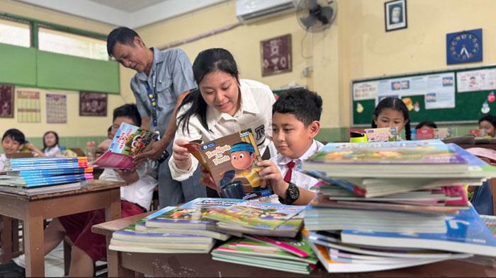 Caitlin-Alim-distribusikan-ratusan-buku-ke-Panti-Asuhan-Don-Bosco.jpg