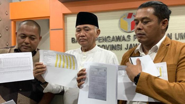 Calon-Anggota-DPD-Dapil-Jawa-Timur-Agus-Rahardjo-bersama-timnya-saat-menunjukkan-salah-bukti.jpg
