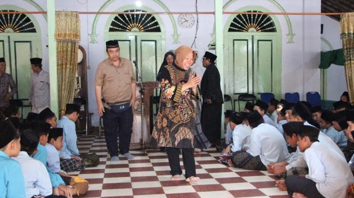 Calon-Gubernur-Jatim-nomor-urut-3-Tri-Rismaharini-atau-Risma-saat-berkunjung-ke-Pesantren.jpg