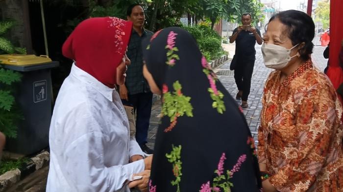 Calon-Gubernur-Jatim-nomor-urut-3-Tri-Rismaharini-saat-menyapa-para-tamu-y.jpg