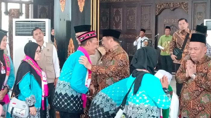 Lepas CJH Jombang, Gus Irfan Ingatkan Bahaya Haji Ilegal & Minta Jemaah Jaga Kesehatan