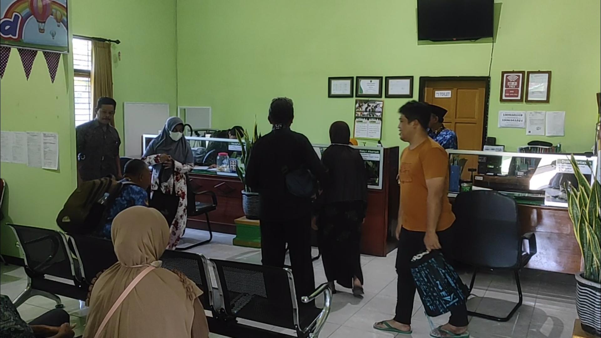 Calon-Jemaah-Haji-Trenggalek-Mengurus-Dokumen-Administrasi-di-Kantor-Kemenag.jpg