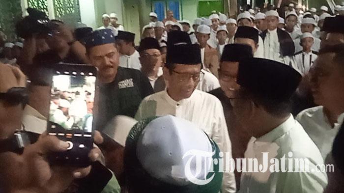 Calon-Wakil-Presiden-Mahfud-MD-usai-salat-berjamaah-dengan-para-santri-Ponpes-Nurul-Qarnain-Jember.jpg