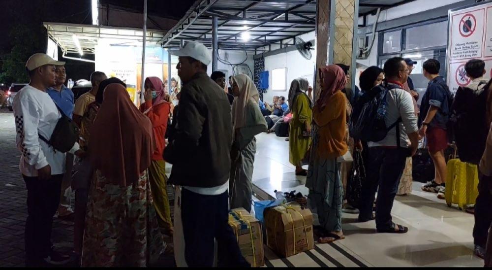 Calon-penumpang-arus-balik-di-Stasiun-KA-Lamongan-yang-mulai-ada-peningkatan-sejak-Minggu-malam.jpg