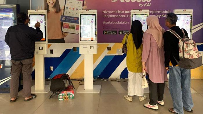 Calon-penumpang-gunakan-mesin-self-service-untuk-pesan-tiket-kereta-api-di-Stasiun-Gubeng.jpg