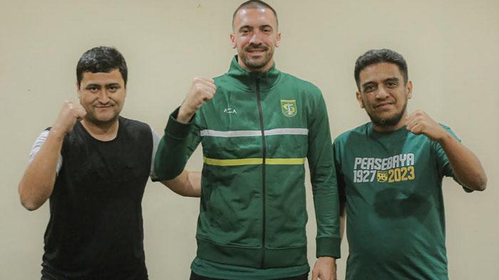 Center-bek-asing-baru-Persebaya-Dusan-Stevanovic-saat-melakukan-tanda-tangan-kontrak.jpg