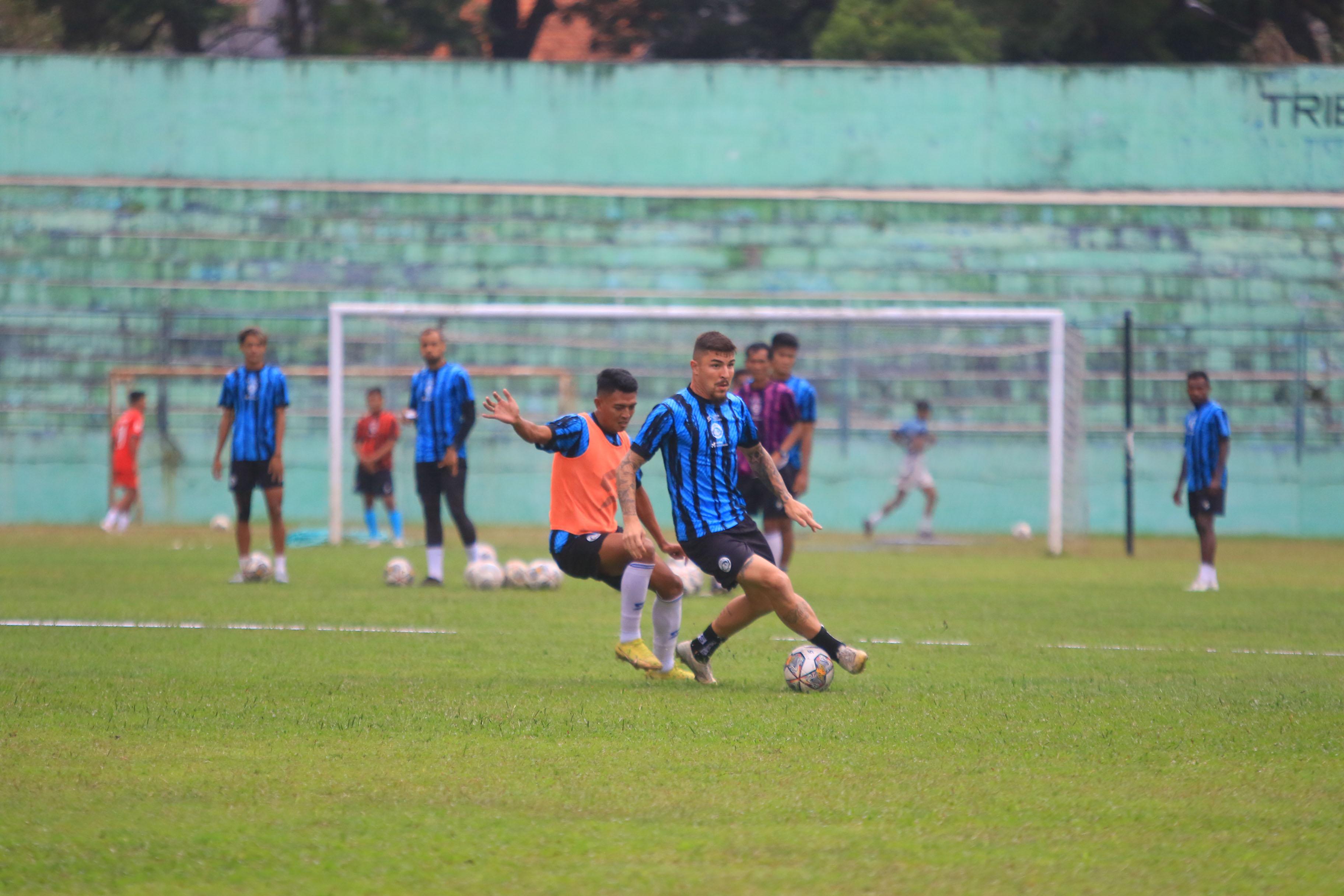 Charles-Raphael-saat-mengikuti-sesi-latihan-bersama-Arema-FC-di-stadion-Gajayana-Malang.jpg
