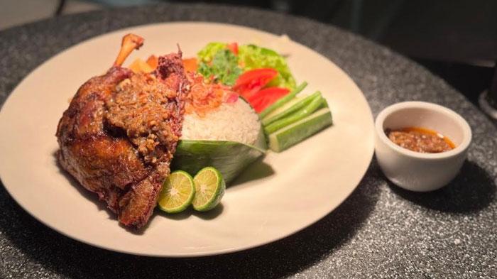 Chef-Dale-menunjukan-kuliner-bebek-kecombrang-di-Hotel-Ciputra-World-Surabaya.jpg