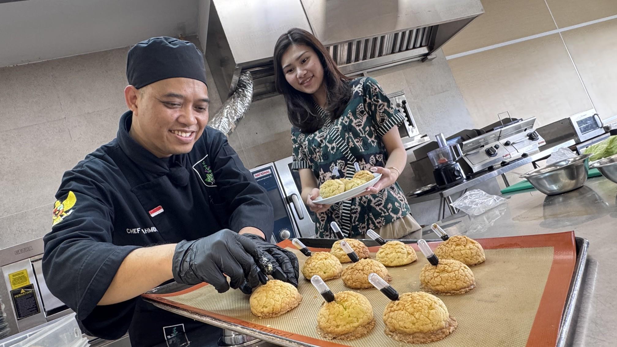 Chef-Mahmudi-D3-Seni-Kuliner-Akademi-Sages-Surabaya-mengkreasikan-teknik-pastry.jpg
