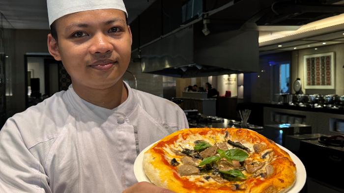 Chef-Yogi-menunjukan-sajian-pizza-yang-dibuatnya-menggunakan-ragi-alami-atau-starter-sourdough.jpg