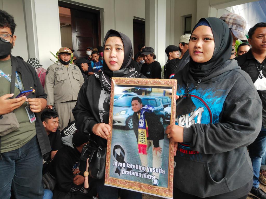 Cholifatul-Nur-ibu-dari-Jovan-Farellino-Yuseifa-Pratama-Putra-15-Tahun-korban.jpg