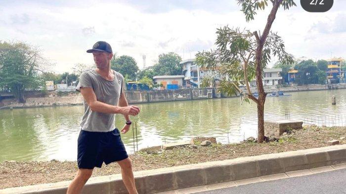 Potret Chris Martin Vokalis Coldplay Nyeker saat di Jakarta, Jalan Santai Pinggir Kali: Epic Walk
