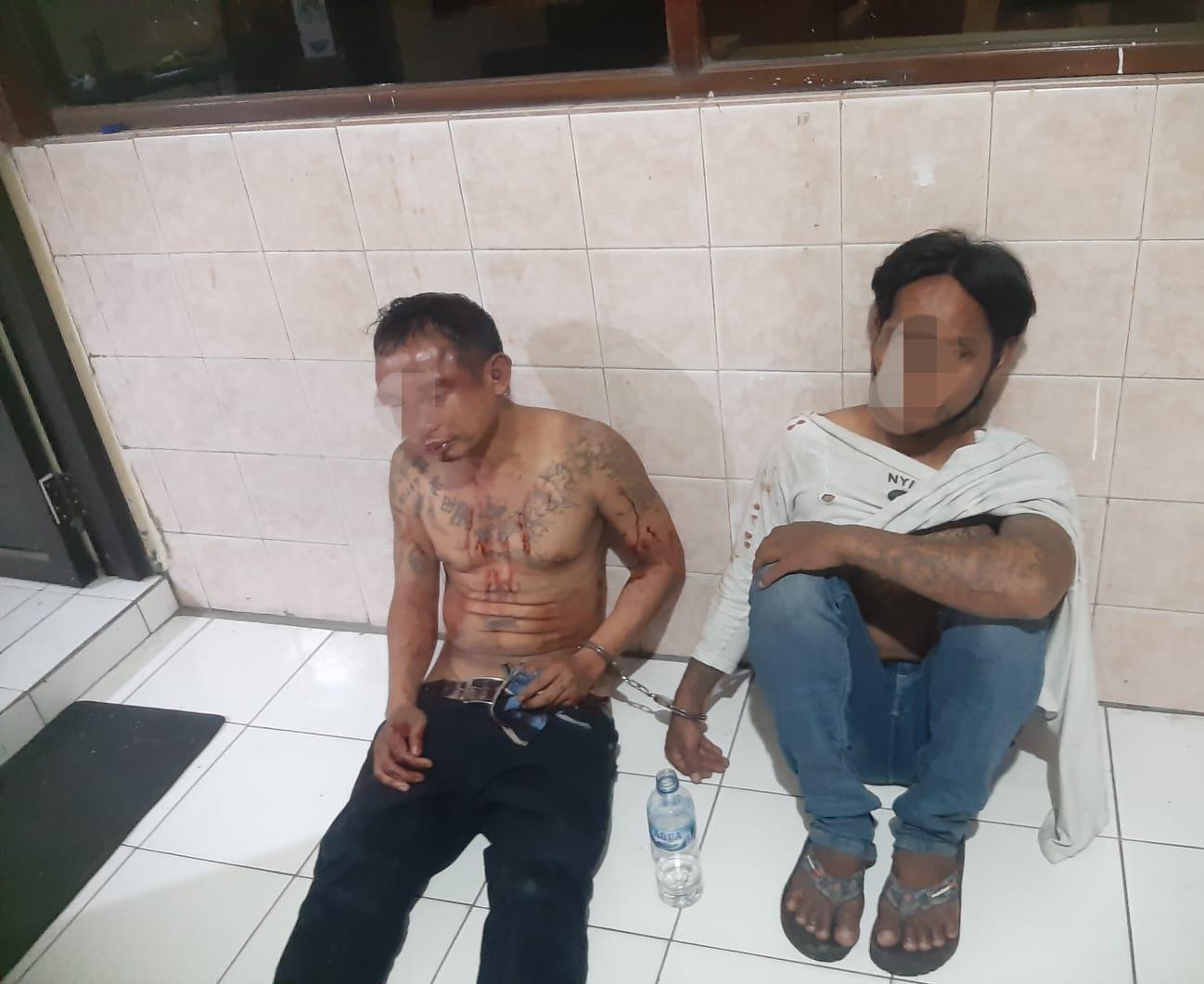 Kepergok Curi Celana di Toko, Dua Pria Bertato Babak Belur Dihajar Warga, Polisi Lamongan Bertindak