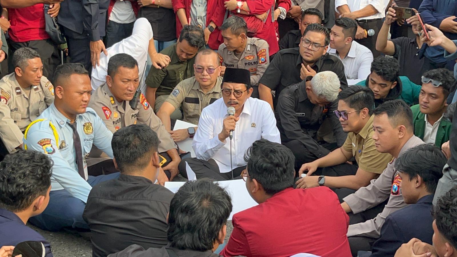 DIALOG-Ketua-DPRD-Jatim-Musyafak-Rouf-saat-menemui-ratusan-mahasiswa.jpg