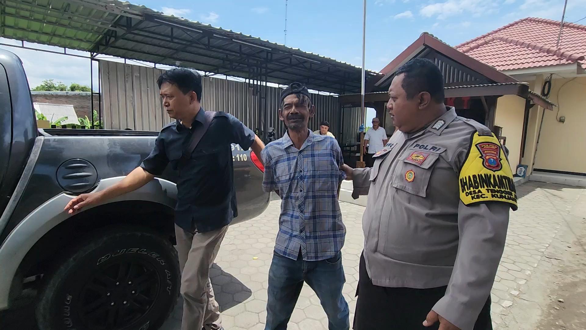 DIAMANKAN-Petugas-Polsek-Kunjang-saat-membawa-pelaku-penusukan-ibu.jpg