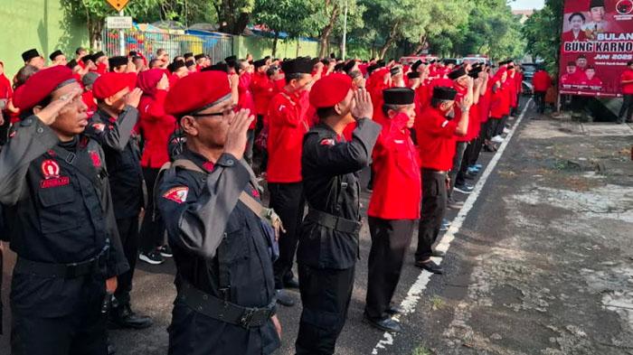 DPC-beserta-kader-PDI-Perjuangan-Kota-Surabaya-menggelar-upacara-bendera-secara-khidmat.jpg