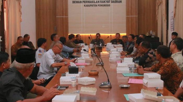DPRD-Ponorogo-menggelar-rapat-dengar-pendapat-di-Gedung-DPRD-Ponorogo-sopir-bus-mini-ponorogo.jpg